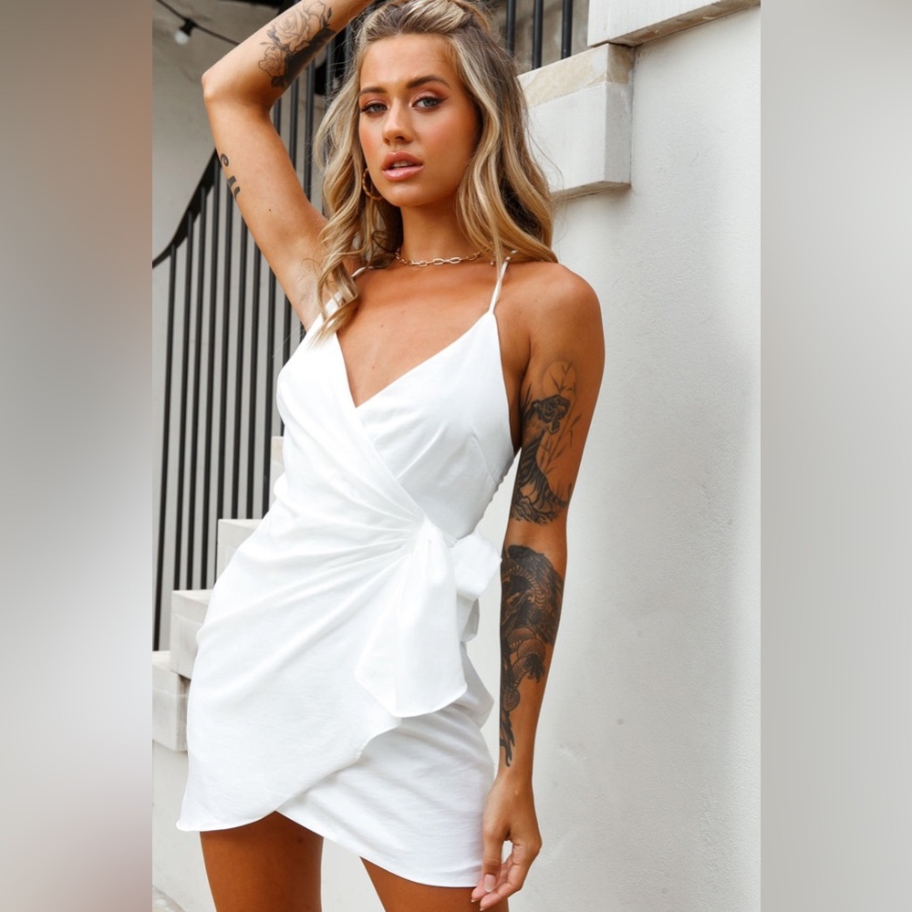 SELFIE LESLIE NWT MEDELLIN GATHERED DETAIL SIDE-TIE WRAP DRESS